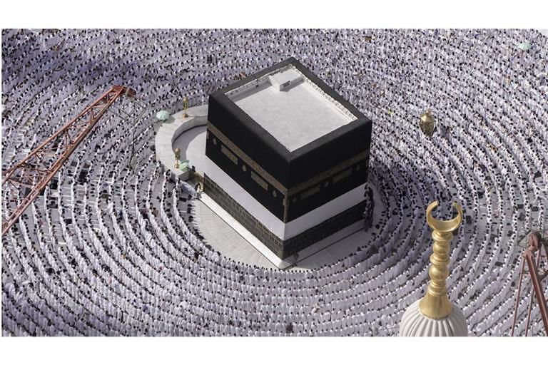 Muslimische Pilger stehen am 25. Juni 2023 betend um die Kaaba herum, das kubische Gebäude der Großen Moschee, während der jährlichen Hadsch-Pilgerfahrt im saudi-arabischen Mekka.