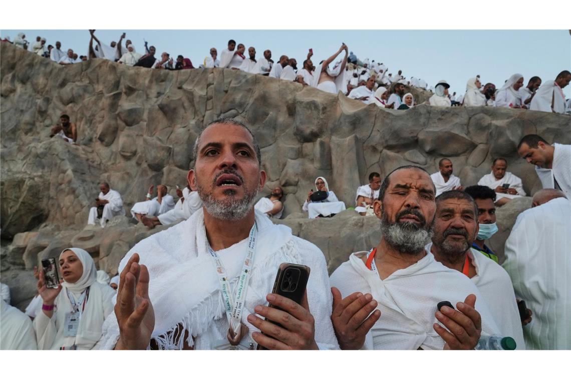 Bilder des Tages Muslimische Pilger verrichten ihre Gebete auf dem felsigen Berg der Barmherzigkeit in der Ebene von Arafat während der jährlichen Hadsch-Pilgerfahrt in der Nähe der heiligen Stadt Mekka, Saudi-Arabien.