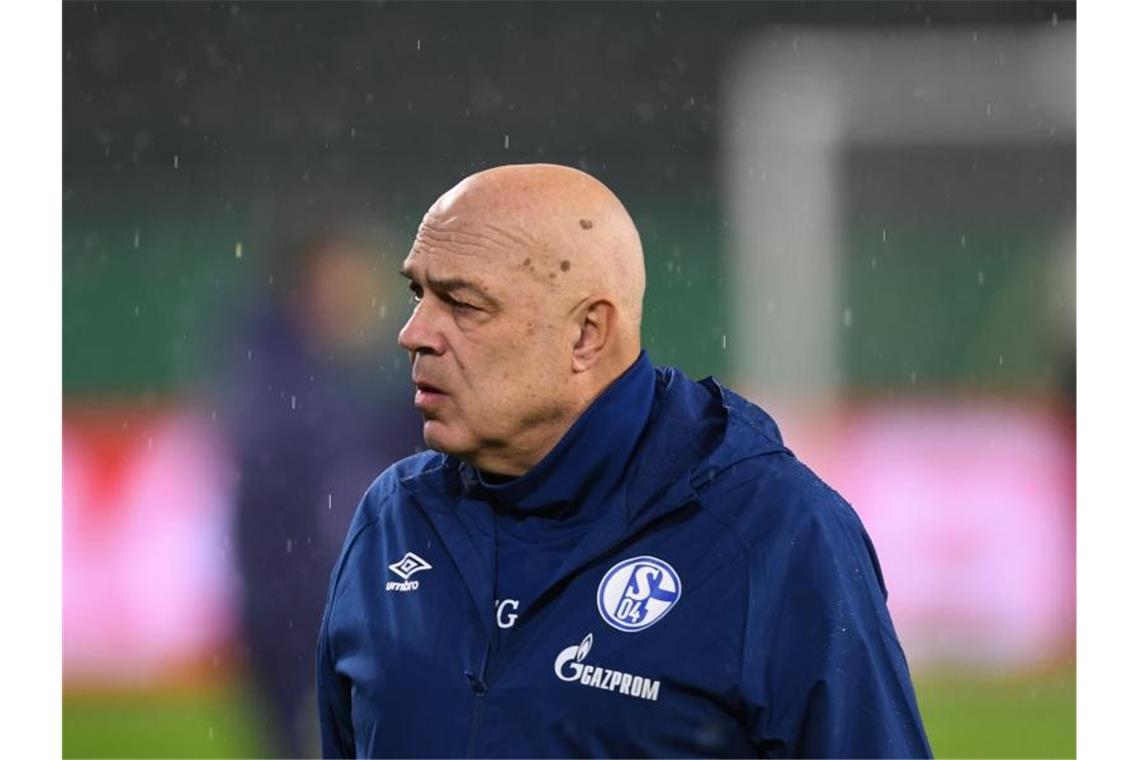 S04 ohne Huntelaar und Mustafi beim VfL - RB mit fünf Neuen Muss auch Huntelaar und Mustafi gegen den VfL Wolfsburg verzichte: Schalke-Coach Christian Gross. Foto: Swen Pförtner/dpa