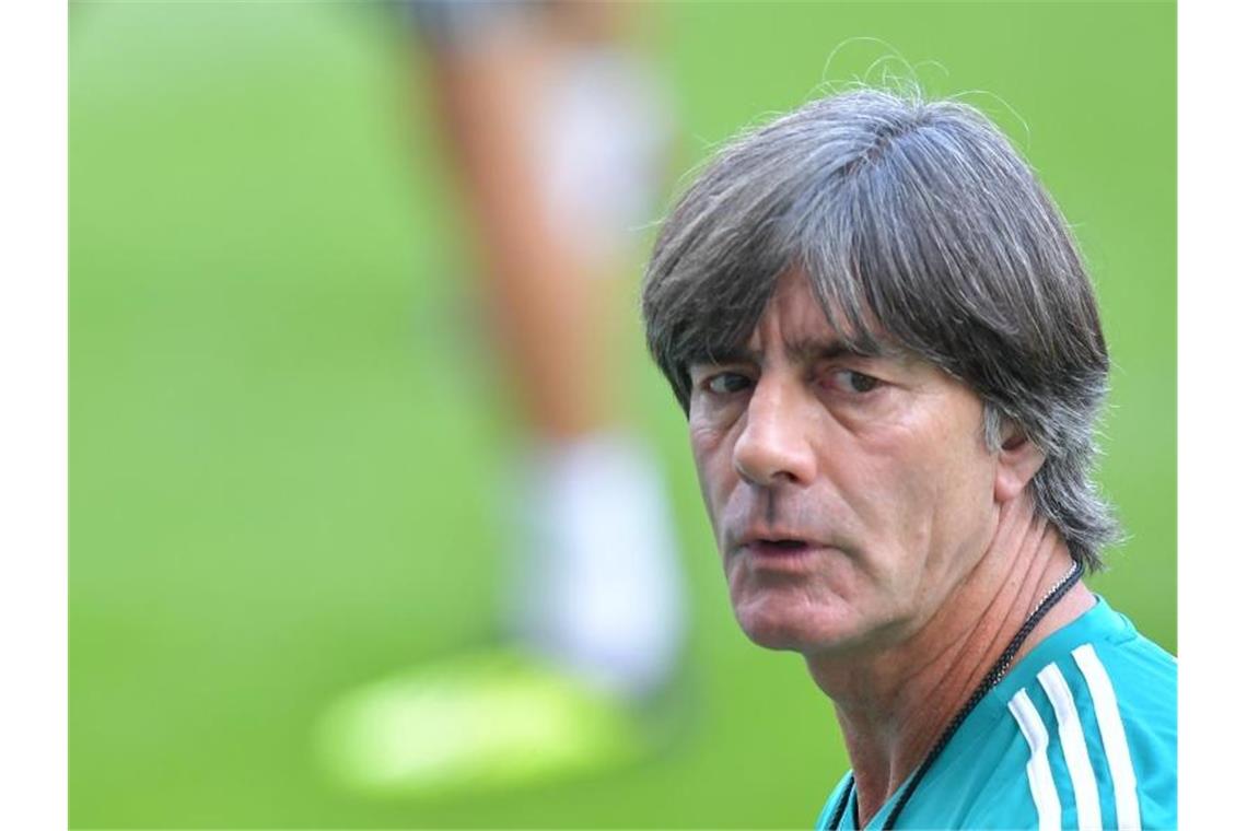 Löw verspricht Lösung für September-Problem Muss auf die besonders geforderten Nationalspieler Rücksicht nehmen: Bundestrainer Joachim Löw. Foto: Uwe Anspach/dpa