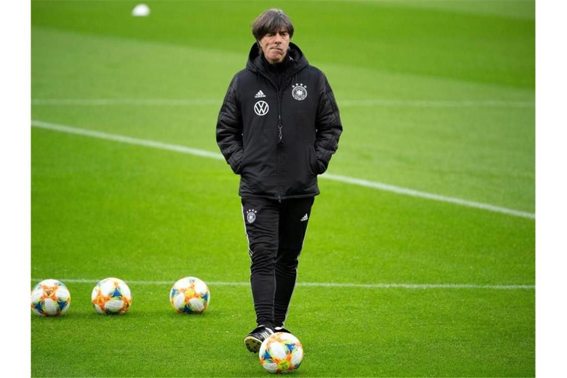 Muss auf einige Leistungsträger verzichten: Bundestrainer Joachim Löw. Foto: Federico Gambarini/dpa