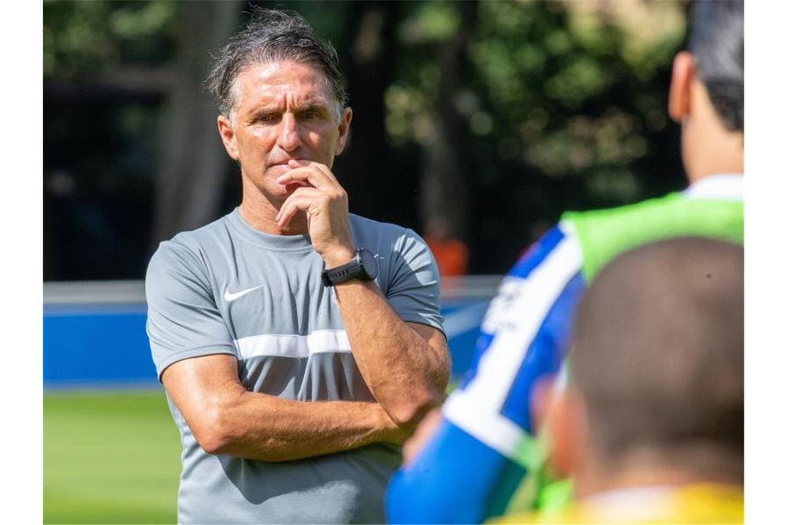 Muss bei Hertha BSC noch einige Probleme lösen: Trainer Bruno Labbadia. Foto: Andreas Gora/dpa