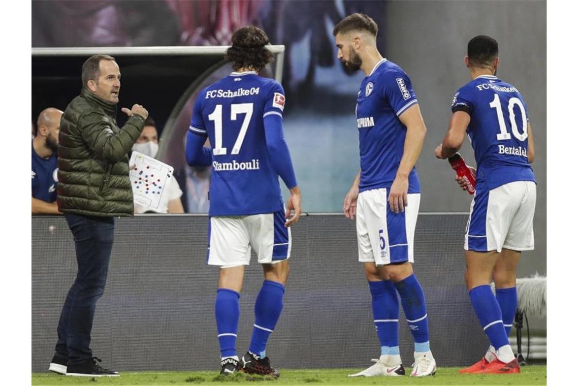 Muss beim FC Schalke 04 für neues Selbstvertrauen sorgen: Trainer Manuel Baum (l) spricht an der Seitenlinie zu den Spielern. Foto: Michael Sohn/AP/dpa