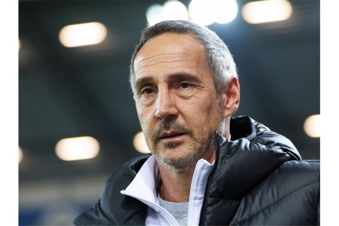 Größte Herausforderung für Coach Hütter: Krise bewältigen Muss Eintracht Frankfurt wieder auf Kurs bringen: Trainer Adi Hütter. Foto: Friso Gentsch/dpa