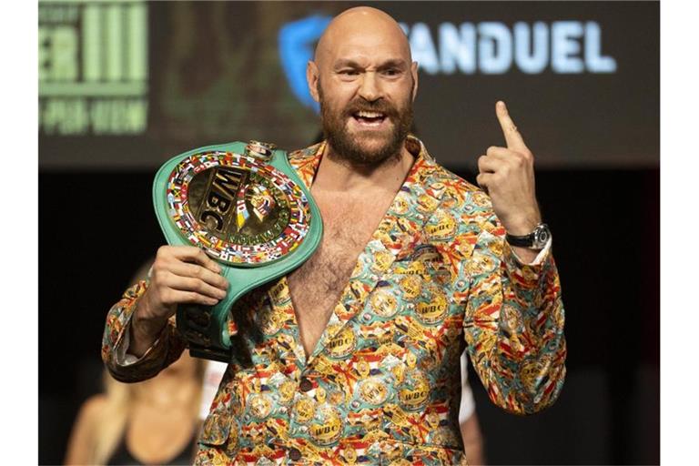 Muss erneut gegen Deontay Wilder ran: Tyson Fury gestikuliert bei einer Pressekonferenz mit seinem Gürtel. Foto: Erik Verduzco/Las Vegas Review-Journal/AP/dpa