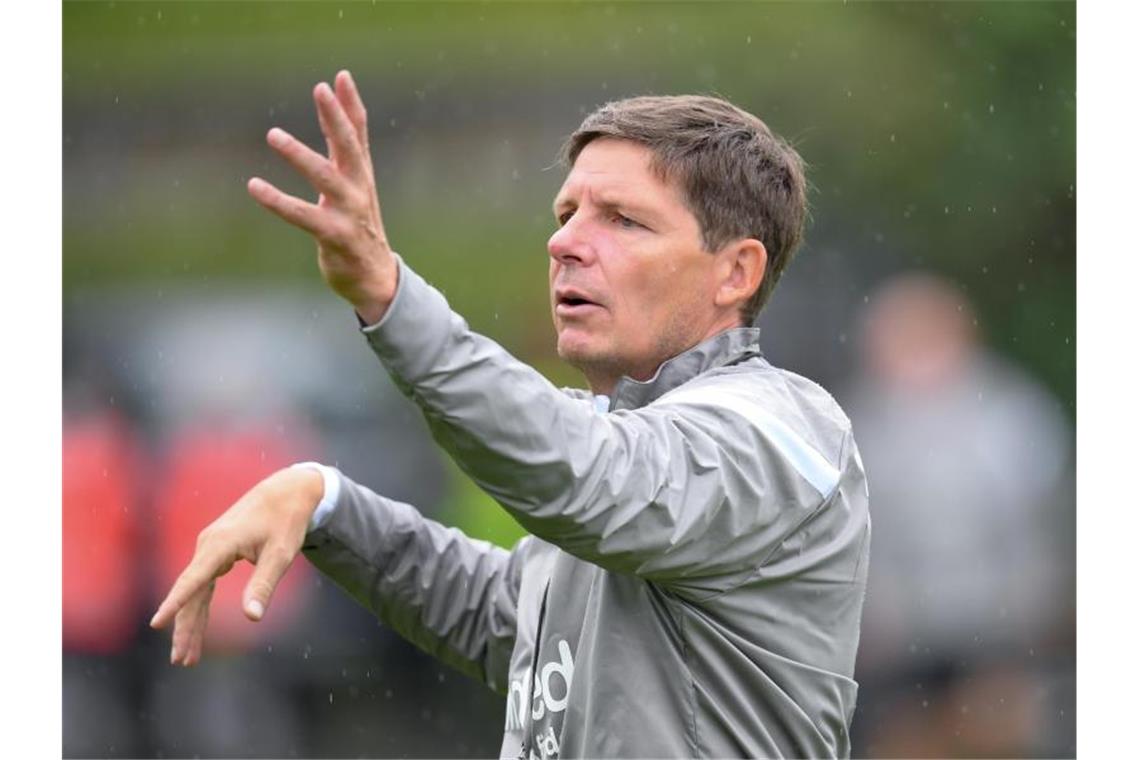 Muss Frankfurts Europa-Auftakt aus der Loge aus verfolgen: Eintracht-Coach Oliver Glasner. Foto: Arne Dedert/dpa