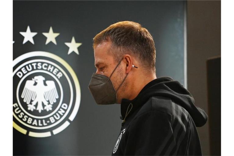 Muss gegen Liechtenstein und Armenien auf zahlreiche Spieler verzichten: Bundestrainer Hansi Flick. Foto: Swen Pförtner/dpa