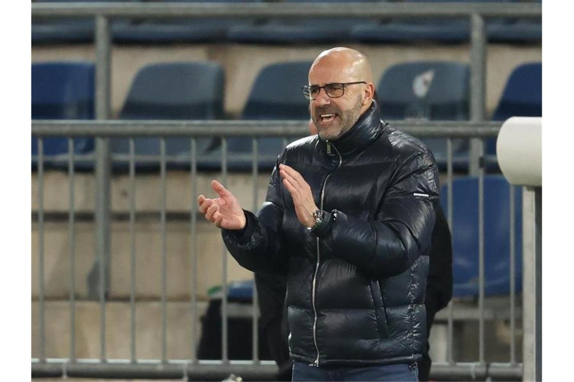 Muss im Spiel gegen OGC Nizza auf insgesamt acht Spieler verzichten: Bayer Leverkusens Trainer Peter Bosz. Foto: Friso Gentsch/dpa