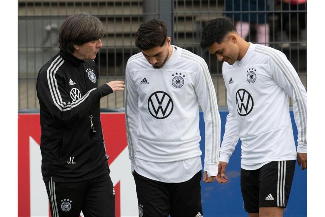 „Beste daraus machen“: Löw mit Rumpfkader gegen Argentinien Muss improvisieren: Bundestrainer Joachim Löw mit den beiden Neulingen Suat Serdar und Nadiem Amiri (l-r). Foto: Bernd Thissen/dpa