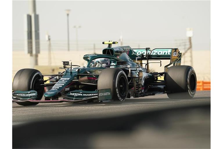 Muss in Bahrain vom letzten Platz starten: Sebastian Vettel. Foto: Hasan Bratic/dpa