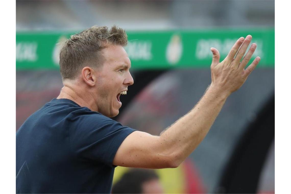 Muss Leistungsschwankungen seines Kaders berücksichtigen: RB Leipzigs Trainer Julian Nagelsmann reagiert auf den Spielverlauf. Foto: Daniel Karmann/dpa