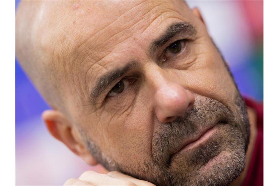 Endspiel zum Jubiläum: Leverkusener Siegpflicht in Moskau Muss mit Bayer 04 Leverkusen bei Lokomotive Moskau siegen: Trainer Peter Bosz spricht auf der Pressekonferenz. Foto: Rolf Vennenbernd/dpa