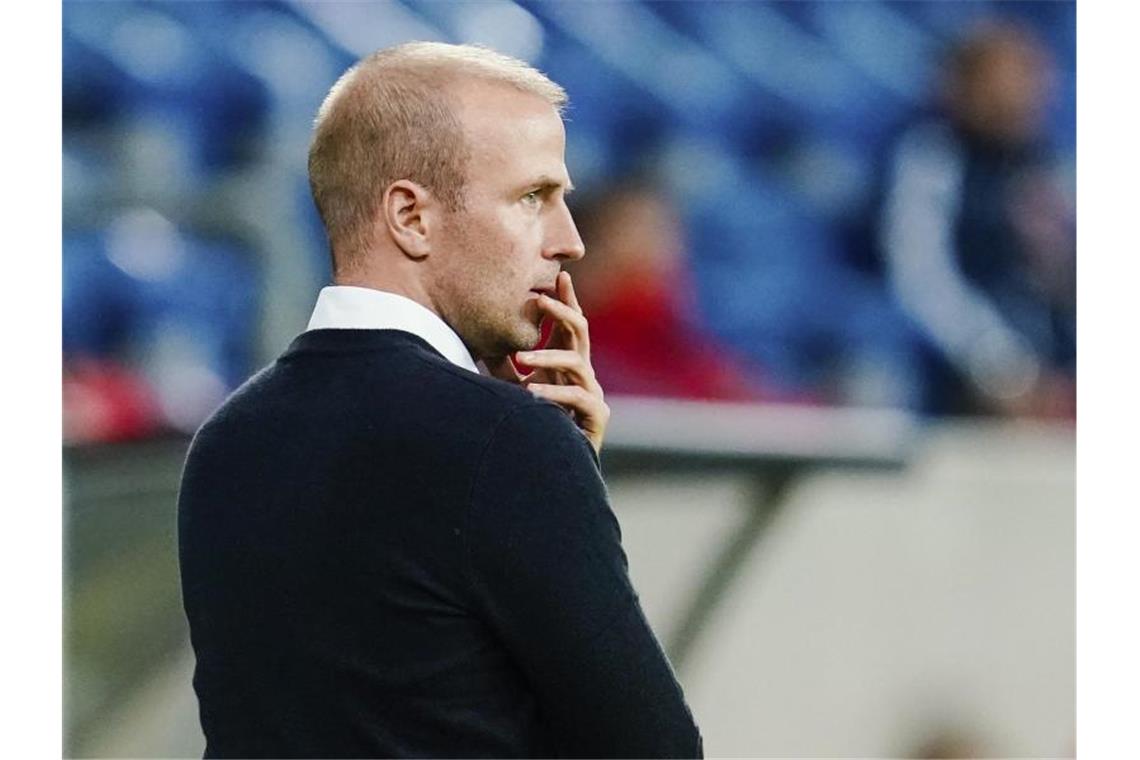 Hoffenheim mit Vorsicht im Krisengebiet Belgien Muss mit Hoffenheim in Belgien gefordert: Trainer Sebastian Hoeneß. Foto: Uwe Anspach/dpa