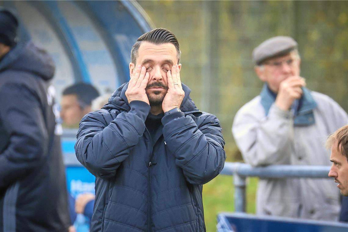 TSG Backnang. In Unterzahl auf die Verliererstraße geraten Muss nach vier Spielen ohne Niederlage mitansehen, wie seine Elf gegen Essingen verliert. TSG-Trainer Mario Marinic. Foto: Alexander Becher