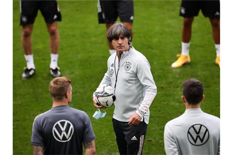 Muss sich bei seiner Kader-Planung etwas einfallen lassen: Bundestrainer Joachim Löw. Foto: Christian Charisius/dpa