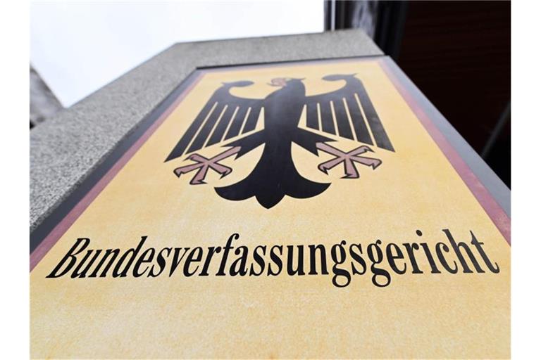 Muss sich der deutsche Auslandsgeheimdienst in Zukunft bei seinen Überwachungsaktivitäten genauer auf die Finger schauen lassen? Ja, urteilt das Bundesverfassungsgericht. Foto: Uli Deck/dpa