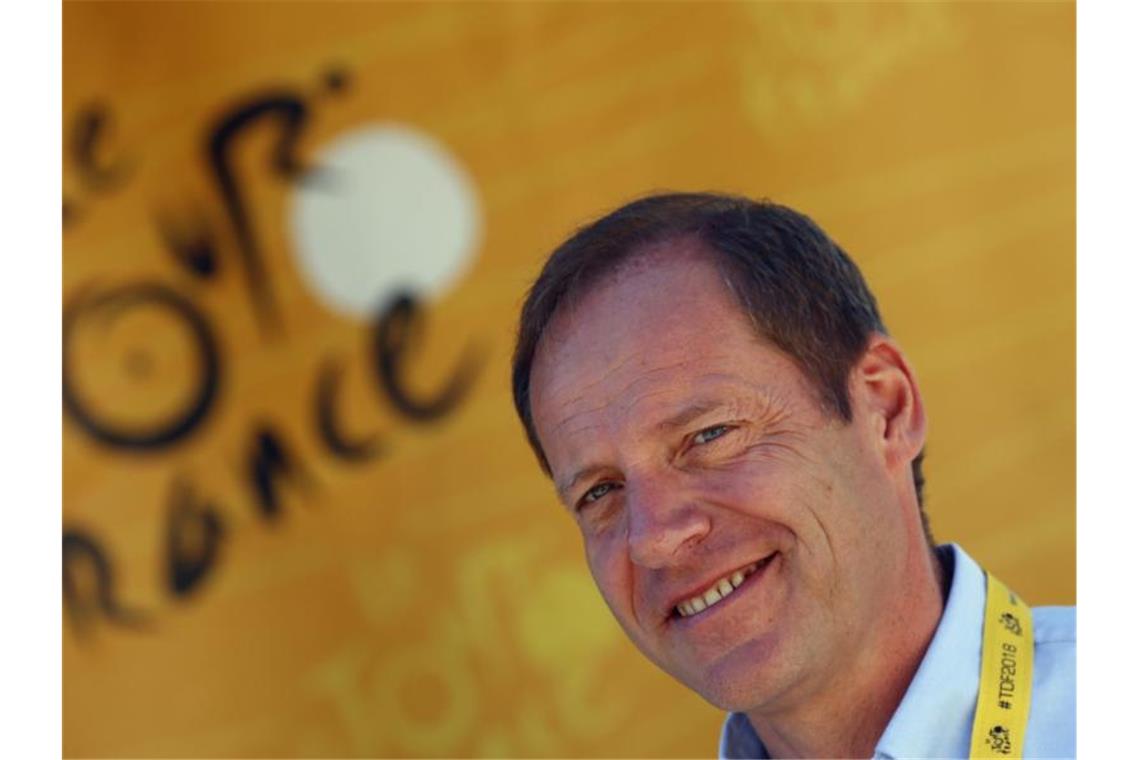 Muss sich nach einem neuen Starttermin für die 107. Tour de France umsehen: Rennchef Christian Prudhomme. Foto: Peter Dejong/AP/dpa