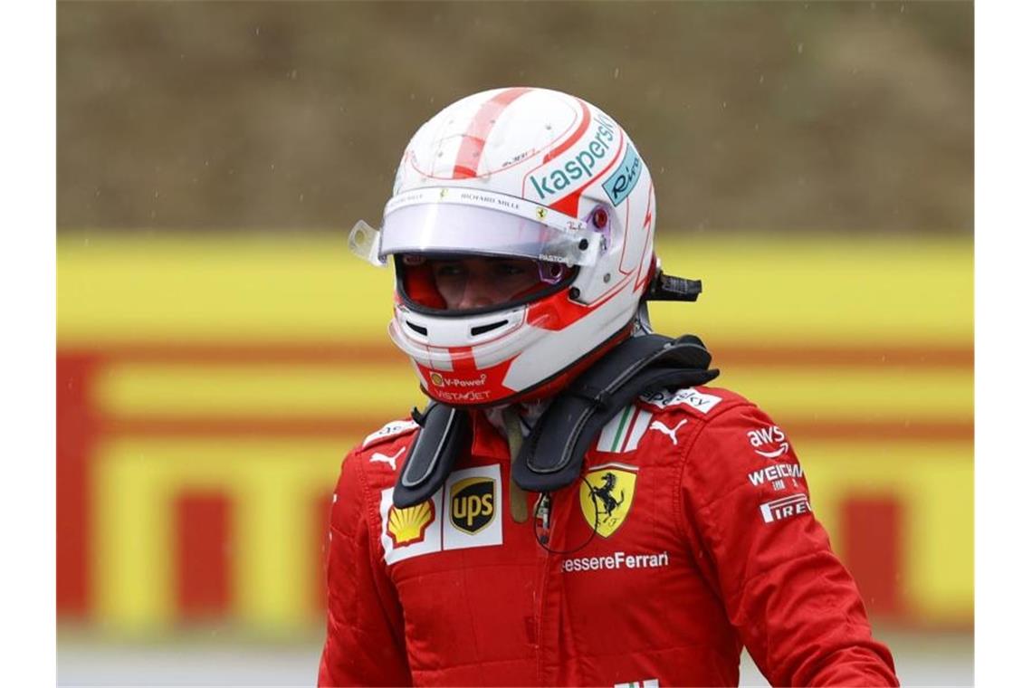 Startplatzstrafe für Leclerc nach Motorenwechsel Muss vom Ende des Feldes in das Formel-1-Rennen in Sotschi starten: Ferrari-Pilot Charles Leclerc. Foto: Florion Goga/Pool Reuters/dpa