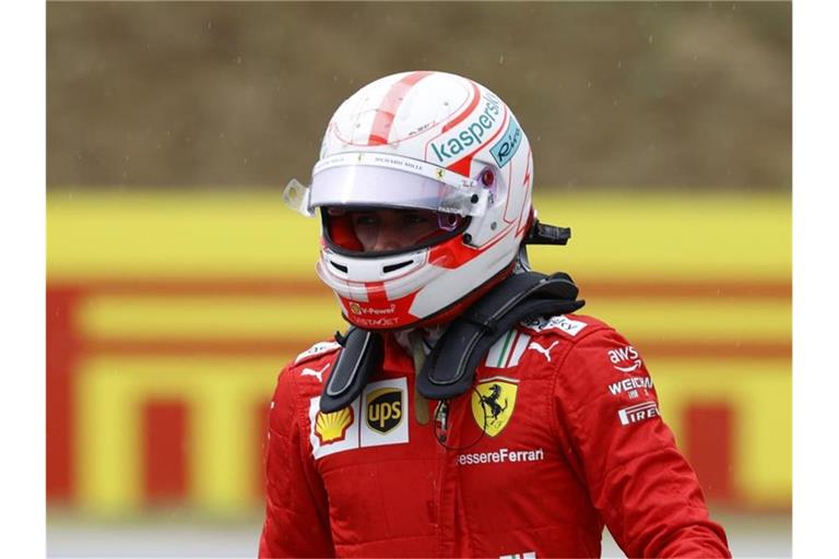 Muss vom Ende des Feldes in das Formel-1-Rennen in Sotschi starten: Ferrari-Pilot Charles Leclerc. Foto: Florion Goga/Pool Reuters/dpa