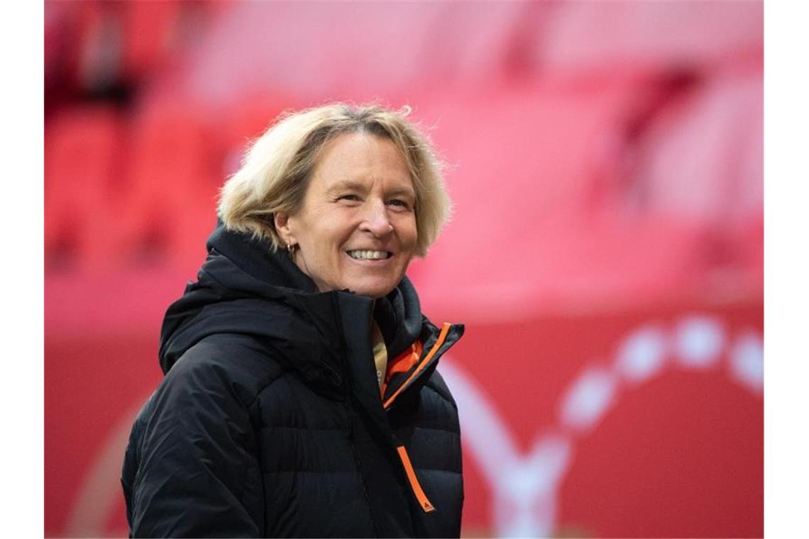 Muss vor dem Spiel gegen die Niederlande Ausfälle im Team kompensieren: Bundestrainerin Martina Voss-Tecklenburg. Foto: Matthias Balk/dpa