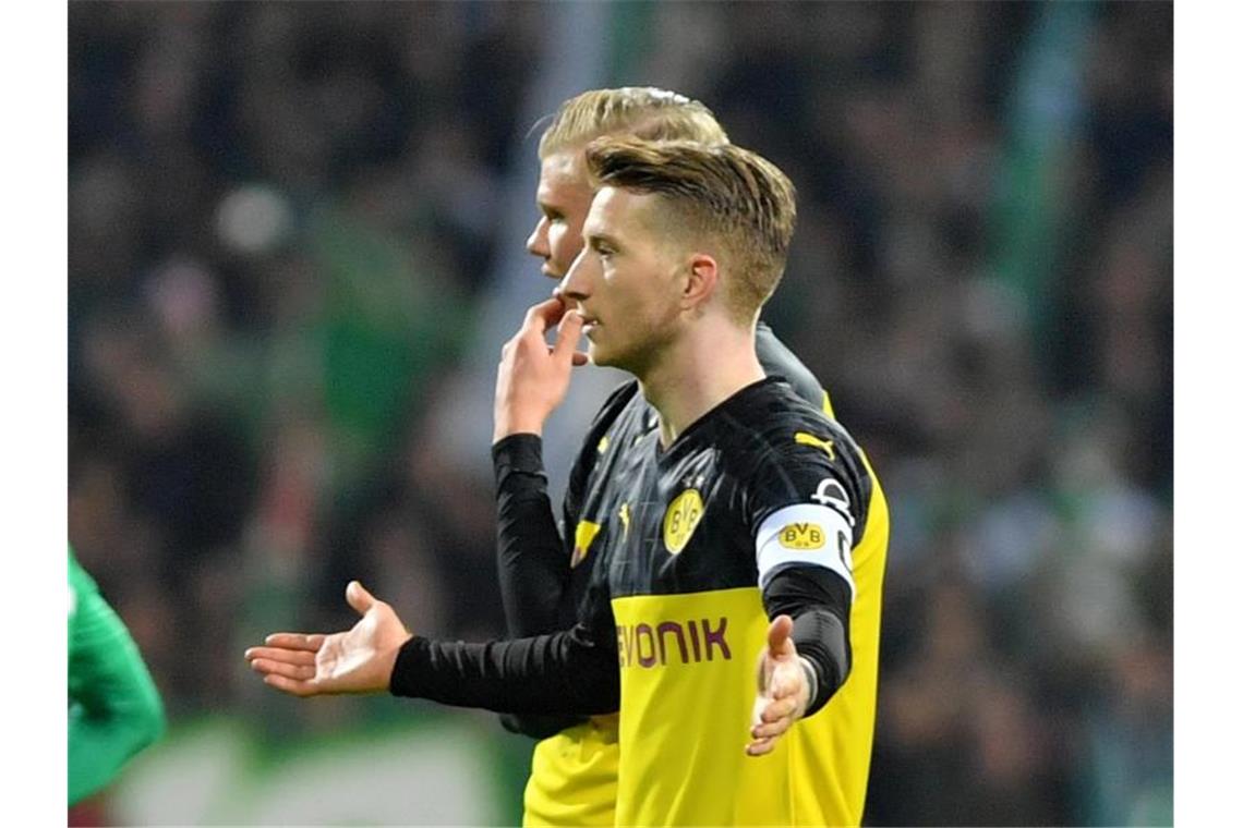 Mindestens vier Wochen Pause für BVB-Kapitän Reus Muss wegen einer Muskelverletzung pausieren: Marco Reus (vorn). Foto: David Hecker/dpa