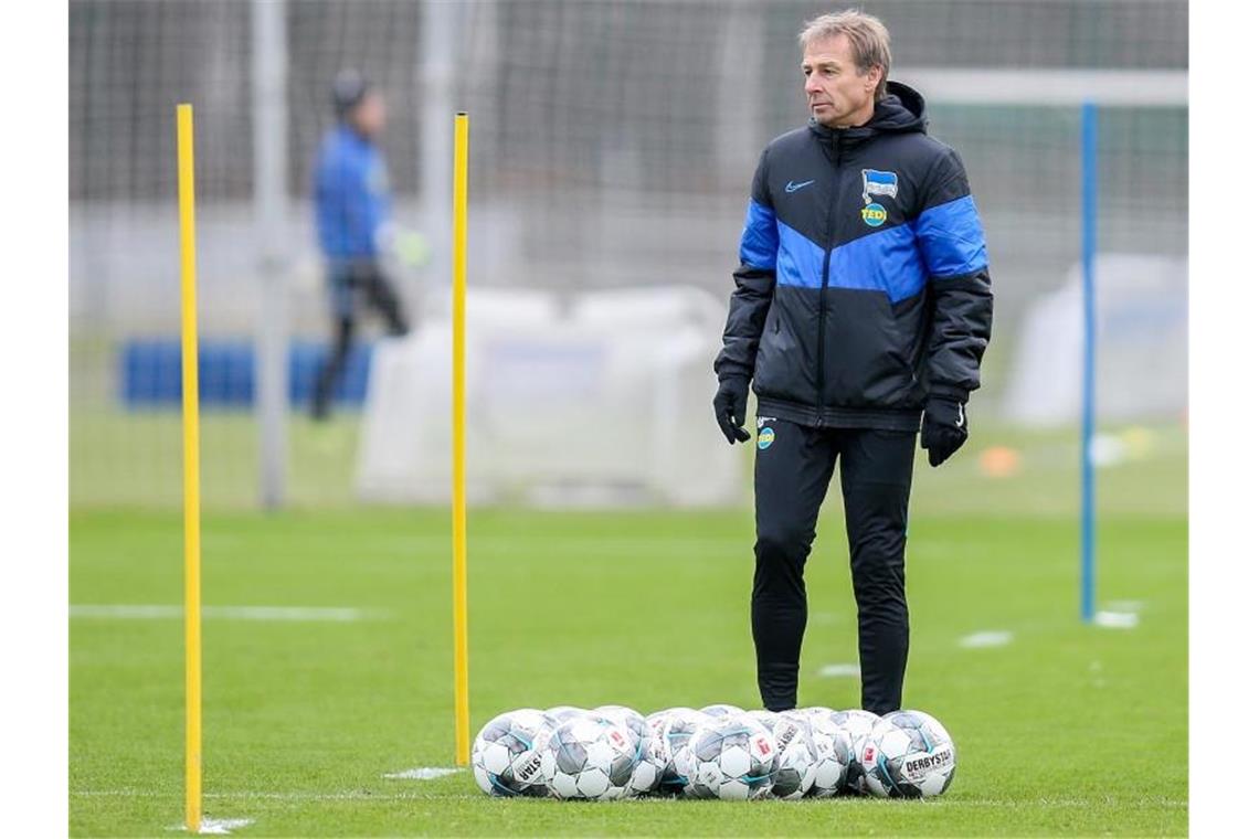Klinsmann sieht Entspannung bei Trainer-Lizenz Muss wohl dem DFB noch eine gültige Fußballlehrer-Lizenz nachweisen: Herthas Trainer Jürgen Klinsmann. Foto: Andreas Gora/dpa
