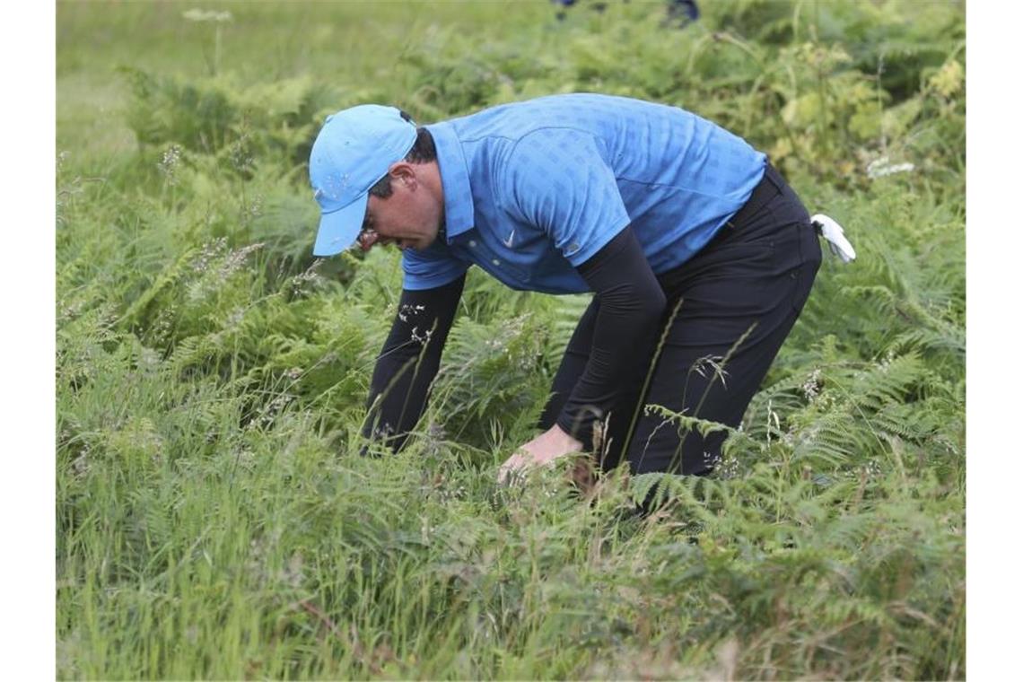 British Open: Debakel für Golfstars McIlroy und Woods Musste am ersten Tag der British Open viel zu oft seinen Ball suchen: Nordirlands Golfstar Rory McIlroy. Foto: Peter Morrison