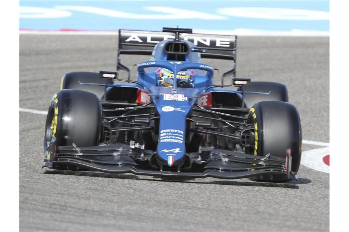 Vorzeitiges Alonso-Aus beim Comeback in Bahrain Musste aufgrund eines Problems mit der Bremse im Heck vorzeitig in die Garage: Fernando Alonso. Foto: Kamran Jebreili/AP/dpa