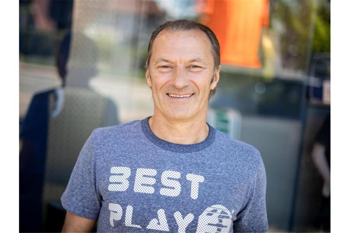 Ex-Sportler als Unternehmer: „Wie eine Keule erwischt“ Musste die Mitarbeiter seines Sportgeschäfts in Kurzarbeit schicken: Günter Hermann. Foto: Sina Schuldt/dpa
