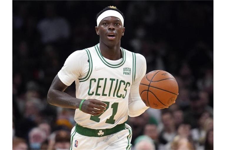 Musste mit den Boston Celtics eine Niederlage hinnehmen: Deutschlands Basketball-Star Dennis Schröder. Foto: Charles Krupa/AP/dpa