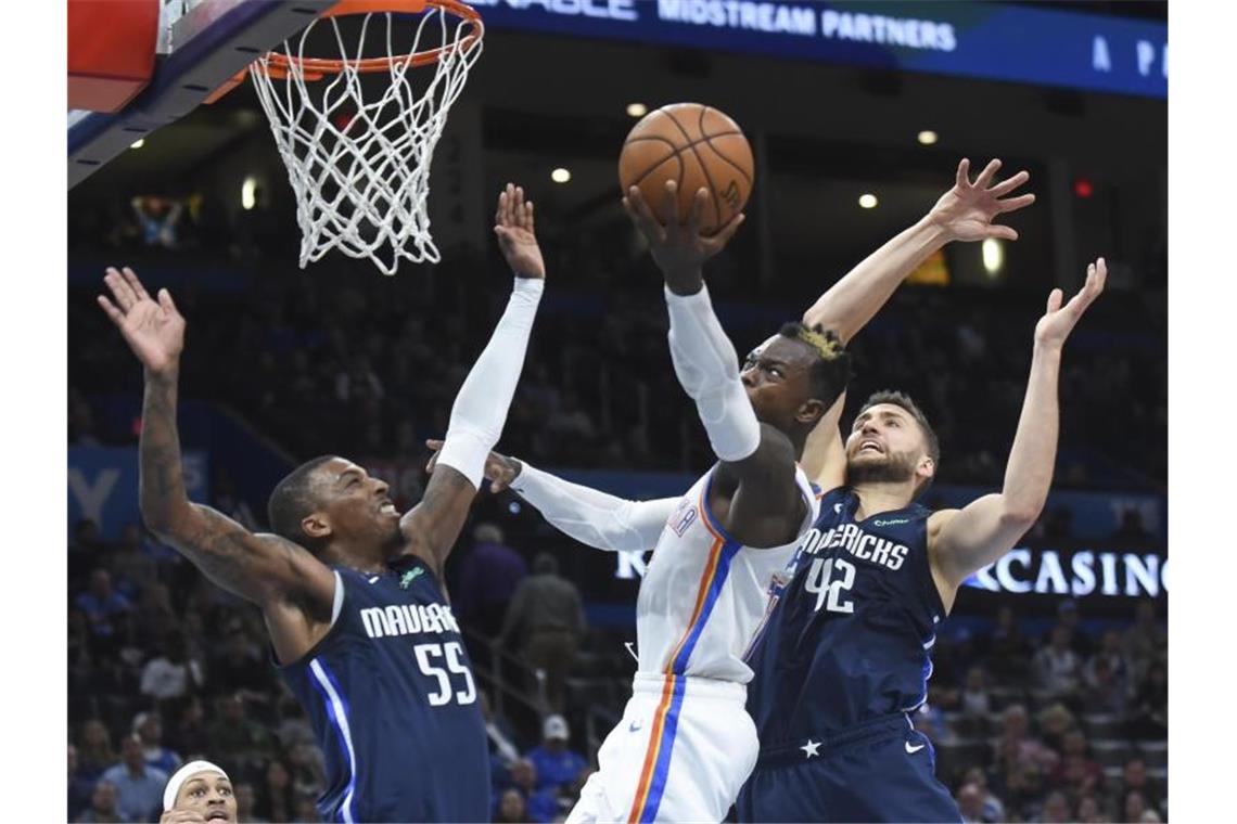 Musste mit den Oklahoma City Thunder eine Niederlage hinnehmen: Dennis Schröder (M). Foto: Kyle Phillips/AP/dpa