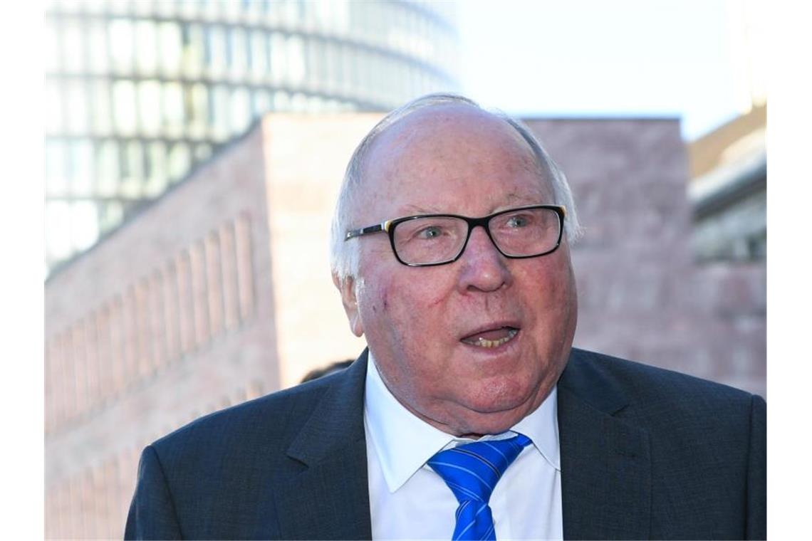 HSV-Idol im Krankenhaus: Sorge um Uwe Seeler Musste nach einem Sturz ins Krankenhaus eingeliefert werden: HSV- Idol Uwe Seeler. Foto: Ina Fassbender/dpa