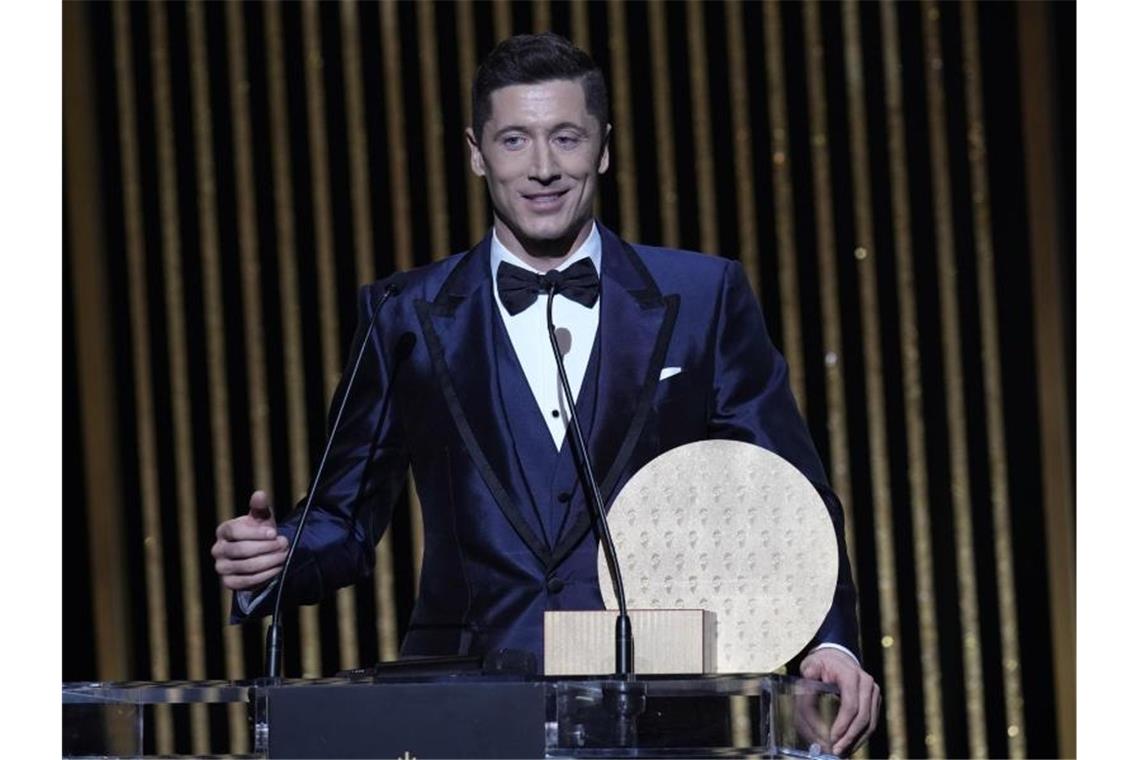 Musste sich bei der Ballon d'Or-Wahl mit Platz zwei begnügen: Bayern-Torjäger Robert Lewandowski. Foto: Christophe Ena/AP/dpa
