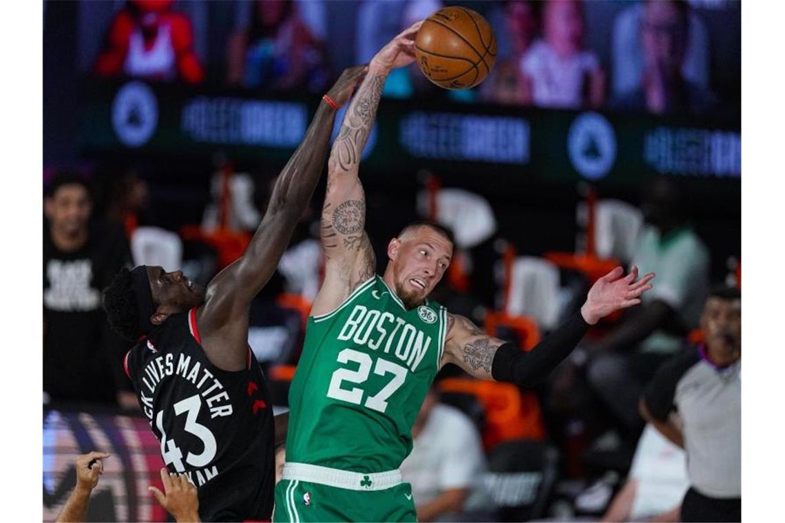 Musste sich diesmal mit Boston den Toronto Raptors geschlagen geben: Daniel Theis (r). Foto: Mark J. Terrill/AP/dpa