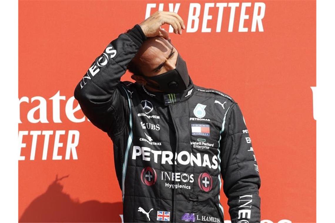Verstappen überrascht Mercedes - Vettel motzt in Silverstone Musste sich diesmal mit dem zweiten Platz zufrieden geben: Weltmeister Lewis Hamilton. Foto: Andrew Boyers/Pool Reuters/AP/dpa
