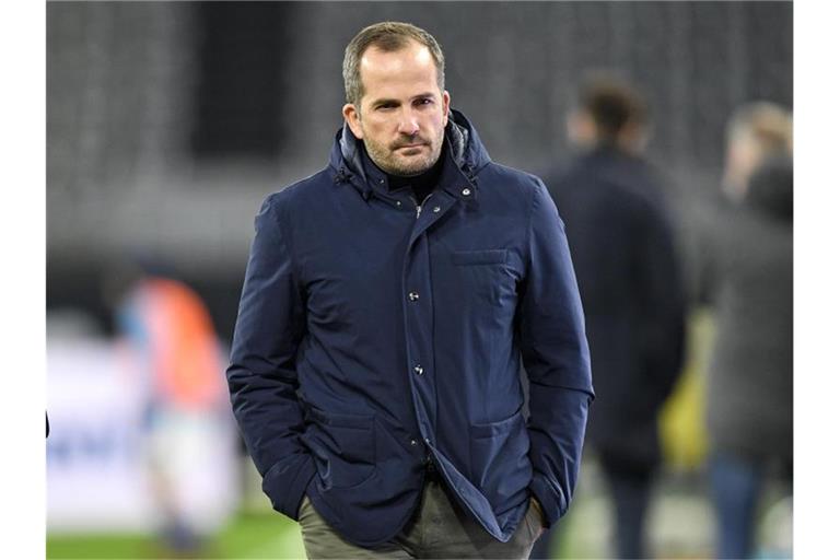 Musste sich fragen lassen, ob Schalke gegen den Viertligisten FC Schweinfurt überhaupt der Favorit sei: Cheftrainer Manuel Baum. Foto: Martin Meissner/AP-Pool/dpa