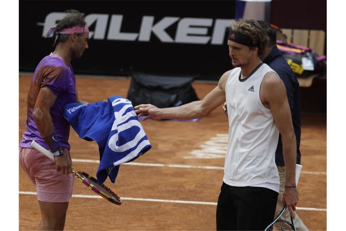 Musste sich in Rom Rafael Nadal (l) geschlagen geben: Alexander Zverev. Foto: Gregorio Borgia/AP/dpa