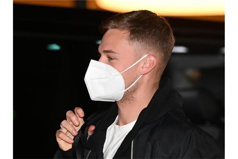 Musste sich wegen Kontakts zu einer positiv getesteten Person im privaten Umfeld in häusliche Isolation begeben: Joshua Kimmich. Foto: Swen Pförtner/dpa