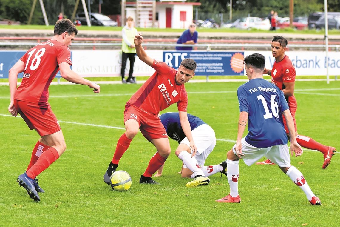 Ein Arbeitssieg für den Tabellenführer Mussten viel Widerstand überwinden: Die TSG-Fußballer um Thomas Doser, Louis Wiesheu und Benito Baez-Ayala (von links).Foto: T. Sellmaier