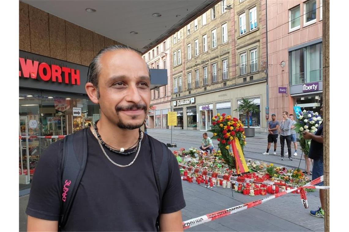 Mutig: Chia Rabiei vor dem Kaufhaus in der Innenstadt, in dem ein Mann Menschen mit einem Messer attackiert hatte. Foto: Carolin Gißibl/dpa