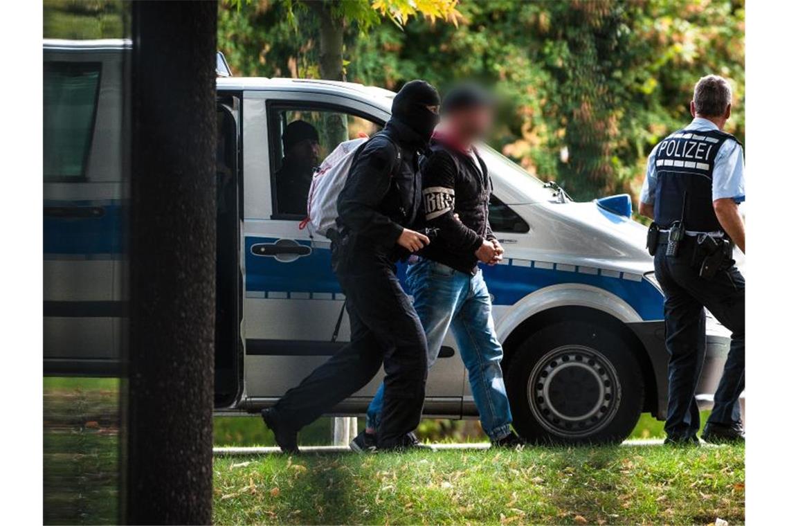 Mutmaßliche Rechtsterroristen werden nach ihrer Festnahme zum Bundesgerichtshof in Karlsruhe gebracht. Foto: Christoph Schmidt/Archiv