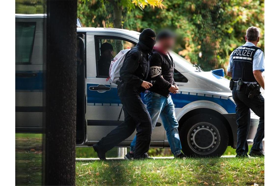 Generalbundesanwalt klagt „Revolution Chemnitz“ an Mutmaßliche Rechtsterroristen werden nach ihrer Festnahme zum Bundesgerichtshof in Karlsruhe gebracht. Foto: Christoph Schmidt/Archiv