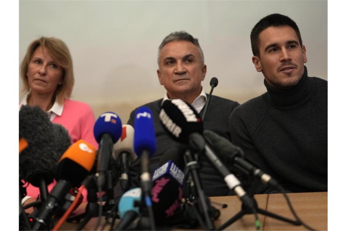 Training um Mitternacht: Djokovic ist noch nicht am Ziel Mutter Dijana Djokovic, Vater Srdjan Djokovic und Bruder Djordje Djokovic (l-r) gaben zum Fall von Novak Djokovic eine Pressekonferenz. Foto: Darko Vojinovic/AP/dpa