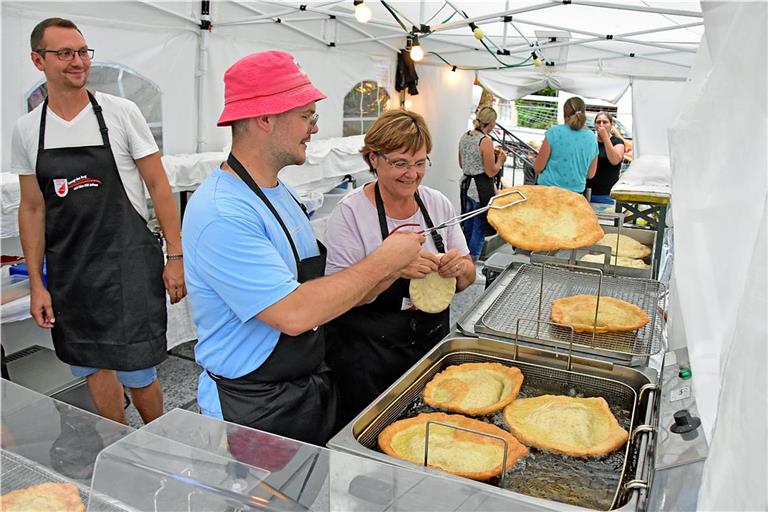Mutter Karin Weichand-Radke und Sohn Julian Radke von der Tennisabteilung der SVG Kirchberg sorgen für die Langos beim Bürgerfest. Foto: Tobias Sellmaier