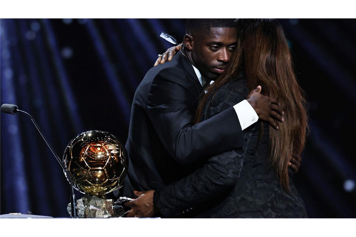 Mutter und Sohn: Ousmane Dembélé denkt nach dem Gewinn des Ballon d'Or an seine Familie.