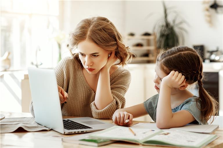 Mutter und Tochter bei den Schulaufgaben. Das kann, muss aber nicht immer gut gehen. Eines eint jedoch fast alle Schüler: Sie vermissen ihre Klassenkameraden. Foto: Imago/JenkoAtaman