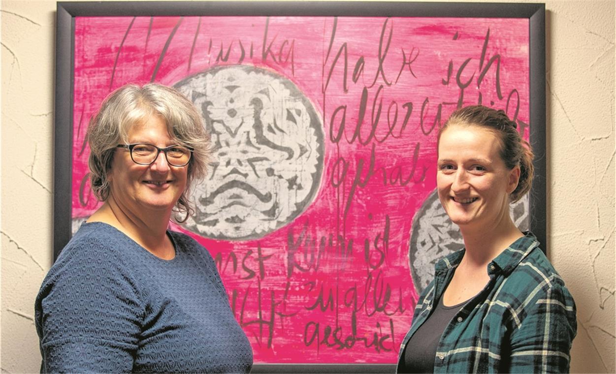 Ein ausdrucksstarkes Duo Mutter und Tochter eint die Liebe zum kreativen Gestalten. Deshalb stellen Andrea (links) und Lisa Wörner nun auch gemeinsam aus. Fotos: A: Becher