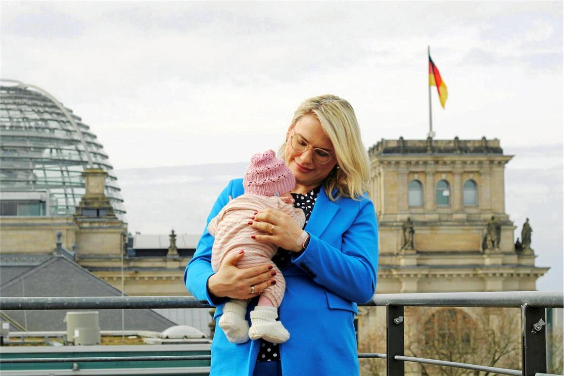 Mutterschaft und parlamentarische Pflichten: Die stellvertretende Generalsekretärin Christina Stumpp hat ihre Tochter schon als Baby mit in den Bundestag genommen. Foto: privat