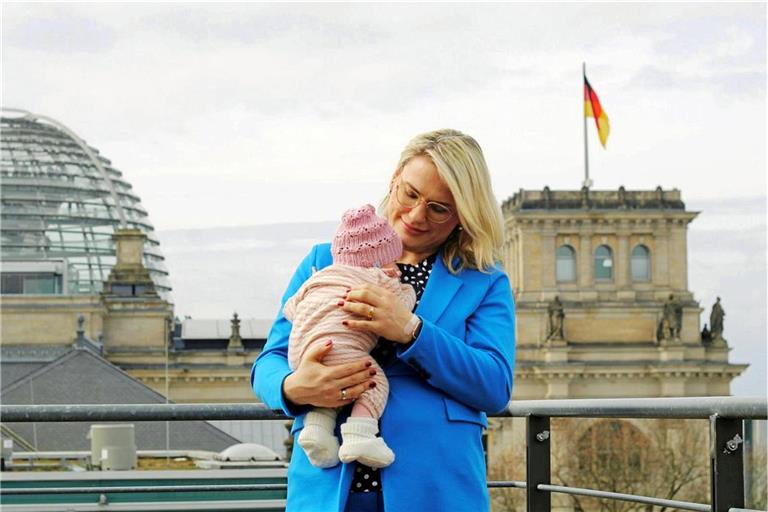 Mutterschaft und parlamentarische Pflichten: Die stellvertretende Generalsekretärin Christina Stumpp hat ihre Tochter schon als Baby mit in den Bundestag genommen. Foto: privat