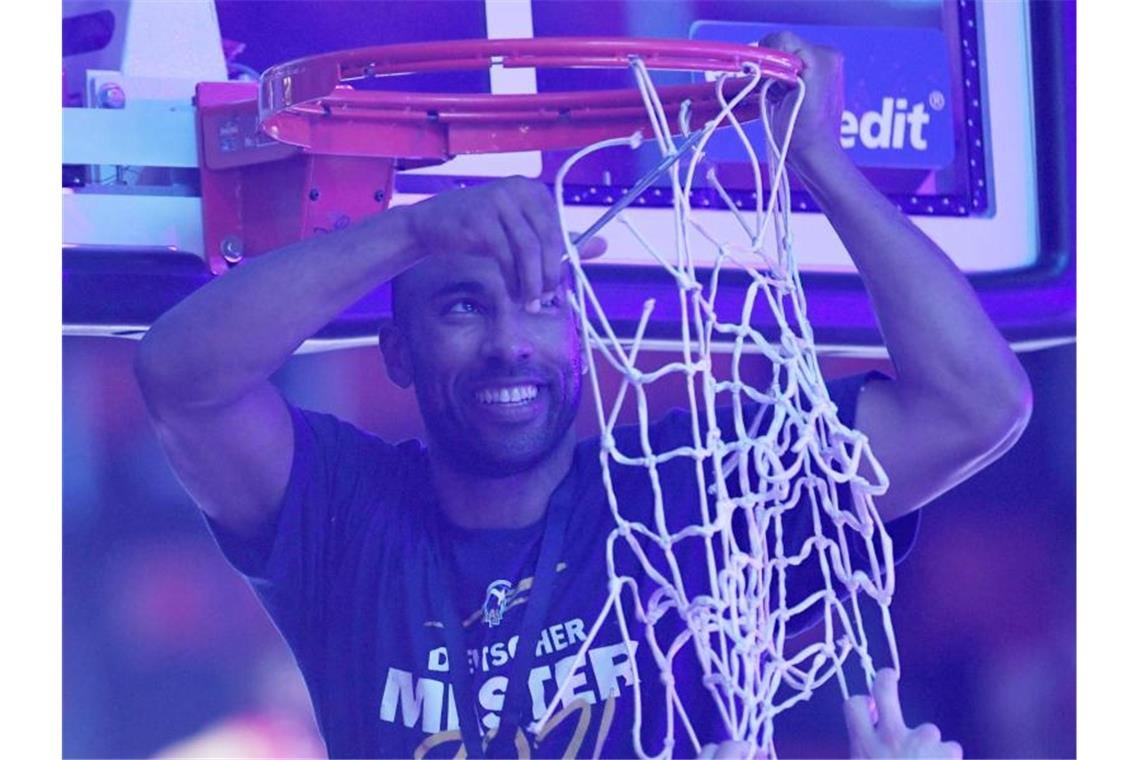 Alba kämpft sich zum Basketball-Meistertitel MVP Jayson Granger nimmt das Netz als Souvenir mit nach Hause. Foto: Tobias Hase/dpa